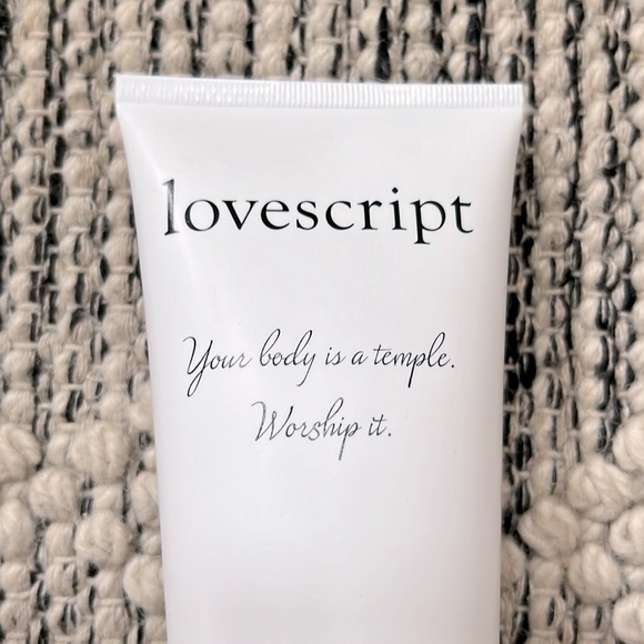 ๐ LOVESCRIPT Wild Lavender Body Wash. 6 fl oz. NWT. Full size. Sealed shut. ๐ธ - Picture 6 of 10
